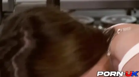 El entrenador personal me ayuda a estirar y, de paso, me clava la polla entera