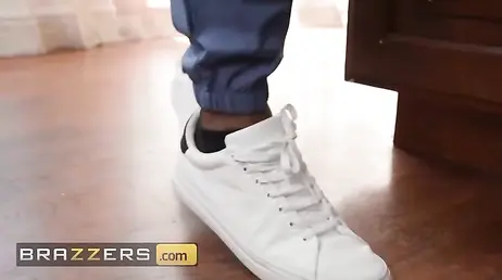 Su nuevo novio negro tiene polla para ella y para su mejor amiga también!