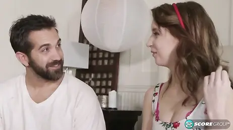 Novia infiel invita al nuevo jardinero a pasar a casa: menudas ganas de follárselo tiene!