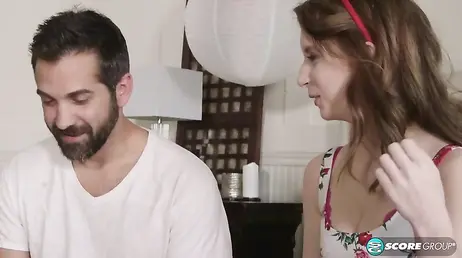 Novia infiel invita al nuevo jardinero a pasar a casa: menudas ganas de follárselo tiene!