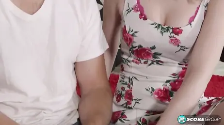 Novia infiel invita al nuevo jardinero a pasar a casa: menudas ganas de follárselo tiene!