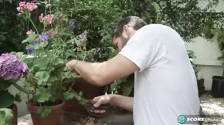 Novia infiel invita al nuevo jardinero a pasar a casa: menudas ganas de follárselo tiene!