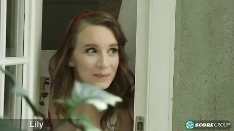Novia infiel invita al nuevo jardinero a pasar a casa: menudas ganas de follárselo tiene!