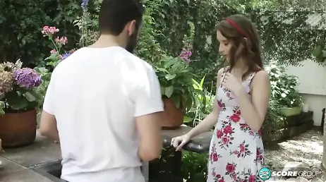 Novia infiel invita al nuevo jardinero a pasar a casa: menudas ganas de follárselo tiene!