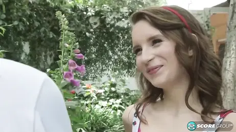 Novia infiel invita al nuevo jardinero a pasar a casa: menudas ganas de follárselo tiene!