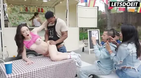 Ella queria un perrito caliente y el camarero acaba follándole frente a sus amigos