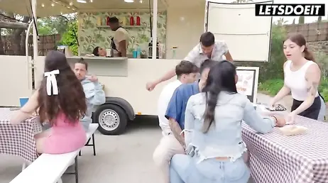 Ella queria un perrito caliente y el camarero acaba follándole frente a sus amigos