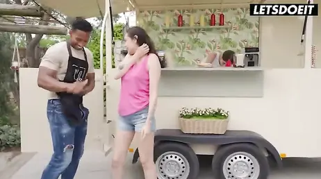 Ella queria un perrito caliente y el camarero acaba follándole frente a sus amigos