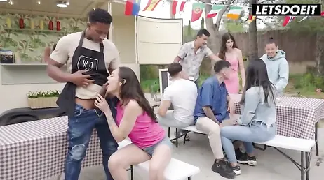 Ella queria un perrito caliente y el camarero acaba follándole frente a sus amigos
