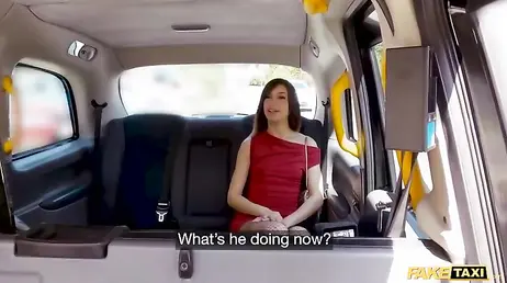 Guapa chica con medias de rejilla vuelve a casa con ganas de polla