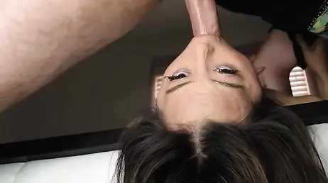 Su compañera de piso se pone a hacer yoga delante suyo: menudo coño que marca ... !!