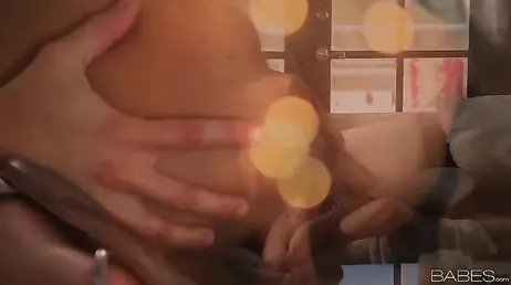 La novia asiática de mi hijo disfruta mamando mi polla a escondidas