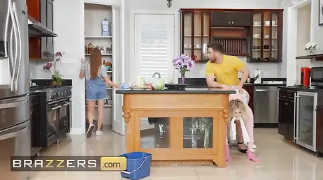 La hermana de mi novia me hace de todo y mi chica no se entera de nada ... !!