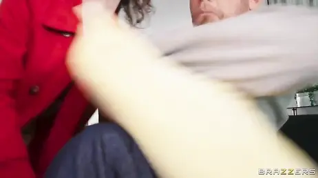 Me quedo a solas con la madre de mi novia y, de repente, empieza a quitarse la ropa