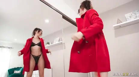 Me quedo a solas con la madre de mi novia y, de repente, empieza a quitarse la ropa