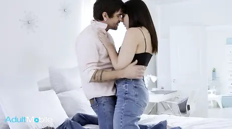 Ha appena litigato con il suo ragazzo... e suo fratello cerca di consolarla con il suo pene!