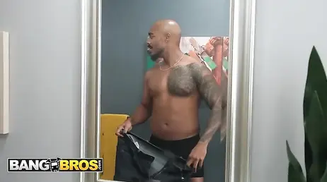 El novio de mi hermana se mete conmigo en la ducha ... menuda polla mas rica que tiene