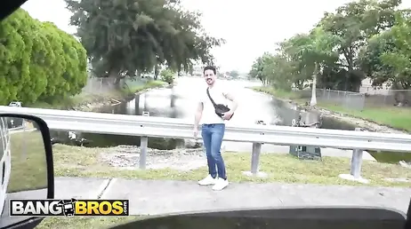 Invita a un desconocido a subir con ella al coche para follar: menudas tetas!