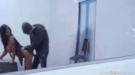 La inspectora tetona se folla al detenido en el cuarto de confesiones