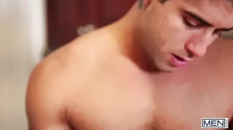 Mamada gay super morbosa y follada bestial en la cocina: qué dos cerdos!