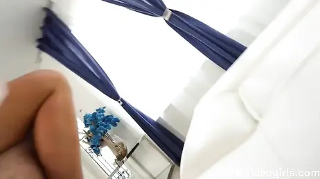 Un casting de porno amateur avec une brune sexy se termine par une bonne baise en POV