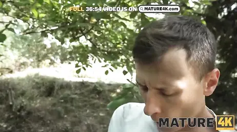 Sa voiture tombe en panne et un inconnu l'aide… et la baise.