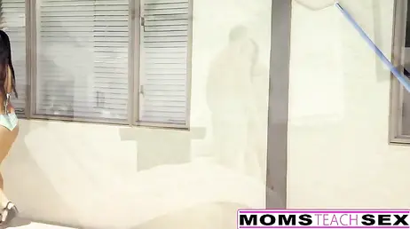 Novia cerda se turna con su madrastra para mamar la polla de su novio
