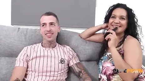 Latina gordita se presenta a un casting porno en Madrid: alucina con la polla del chico !!