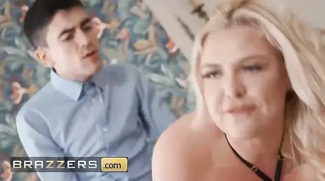 Mi suegra está gordita pero me pone las tetas en la boca: casi me ahoga, joder !!