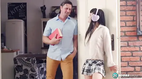 Jovencita caliente recibe en casa al profesor particular ... con sus padres en el cine