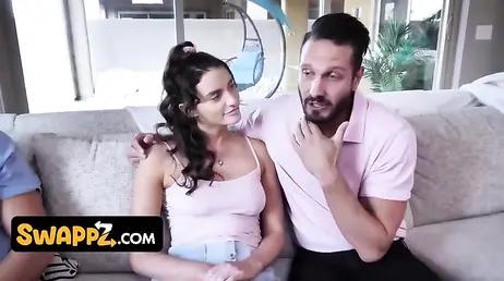 Estas amigas intercambian los novios ... y se comen los coños entre ellas también
