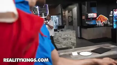 El restaurante echando el cierre y los dos camareros follando a la vista de todos