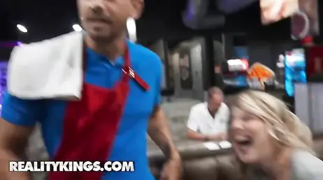 El restaurante echando el cierre y los dos camareros follando a la vista de todos