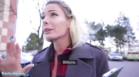 Rubia maciza iba del trabajo a casa y termina cabalgando la polla de un desconocido