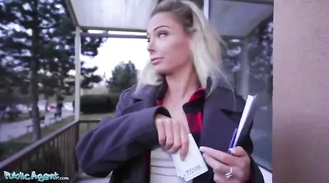 Rubia maciza iba del trabajo a casa y termina cabalgando la polla de un desconocido