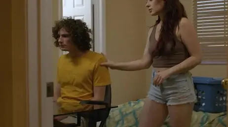 Sorprende a su hermanastro mirando videos porno y a punto de hacerse una paja ... !!