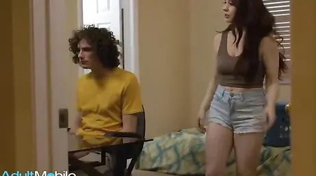 Sorprende a su hermanastro mirando videos porno y a punto de hacerse una paja ... !!