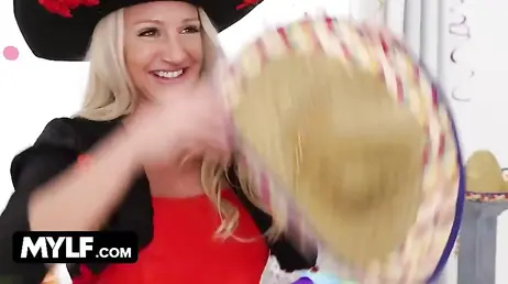 La mamma è bellissima nel costume messicano che ha scelto per la festa.
