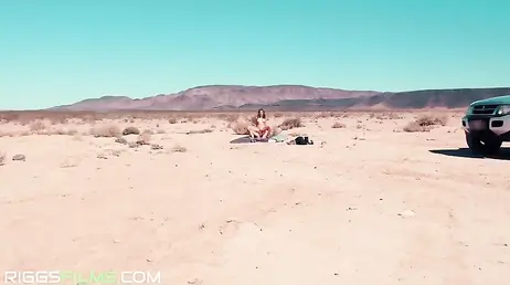 Recoge de la carretera a una chica perdida y acaba follándola en mitad del desierto