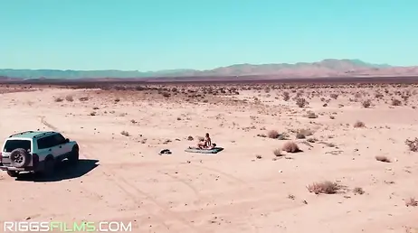 Recoge de la carretera a una chica perdida y acaba follándola en mitad del desierto
