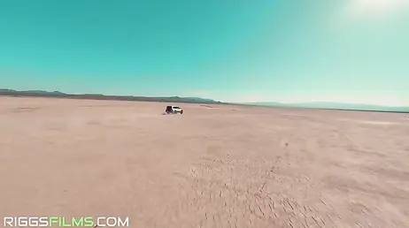 Recoge de la carretera a una chica perdida y acaba follándola en mitad del desierto