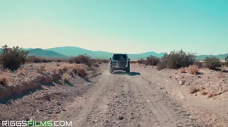 Recoge de la carretera a una chica perdida y acaba follándola en mitad del desierto