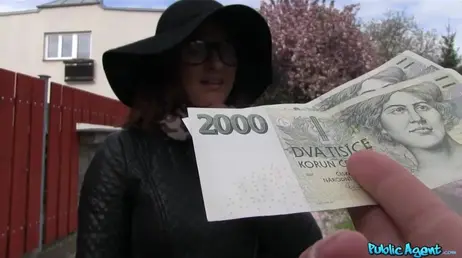 Se le hace la boca agua en cuanto este desconocido le muestra un fajo de billetes