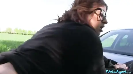 Se le hace la boca agua en cuanto este desconocido le muestra un fajo de billetes