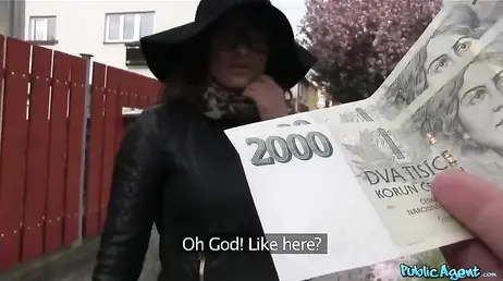 Se le hace la boca agua en cuanto este desconocido le muestra un fajo de billetes