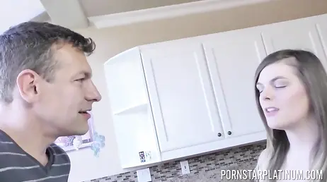 Espera a su novio en la cocina abierta de piernas para que le haga una comida de coño