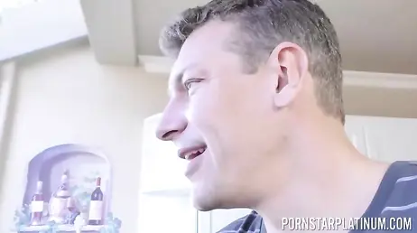 Espera a su novio en la cocina abierta de piernas para que le haga una comida de coño