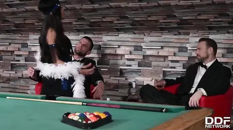 Se juega a su esposa en una partida de billar y termina perdiendo ... pobre zorra!