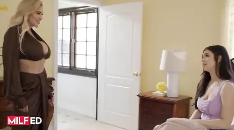 Sexy MILF XXX de tetas gordas no puede evitar enrollarse con la novia de su hijo