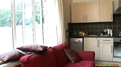 El amante de la abuela se queda atrapado en la ventana ... y aprovechan para pajearle